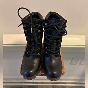 Aldo heel boots in great conditions.